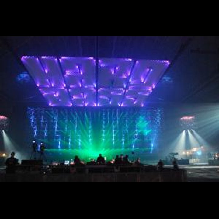 Deco molton flanel wit – podium met paars-groene lichtshow en wit stoffen plafonddecor